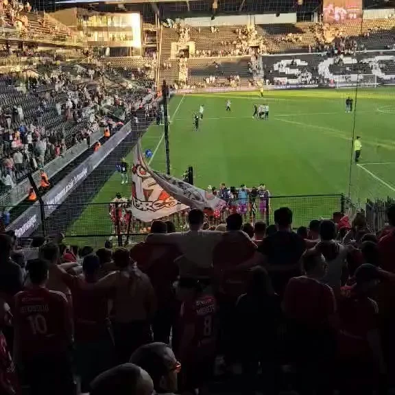 📢La célébration entre les joueurs du @stadebrestois29 et les supporters du #sb29 après le succès 0-2 à @angers_sco 
#scosb29 #football #ligue1 #stadebrestois